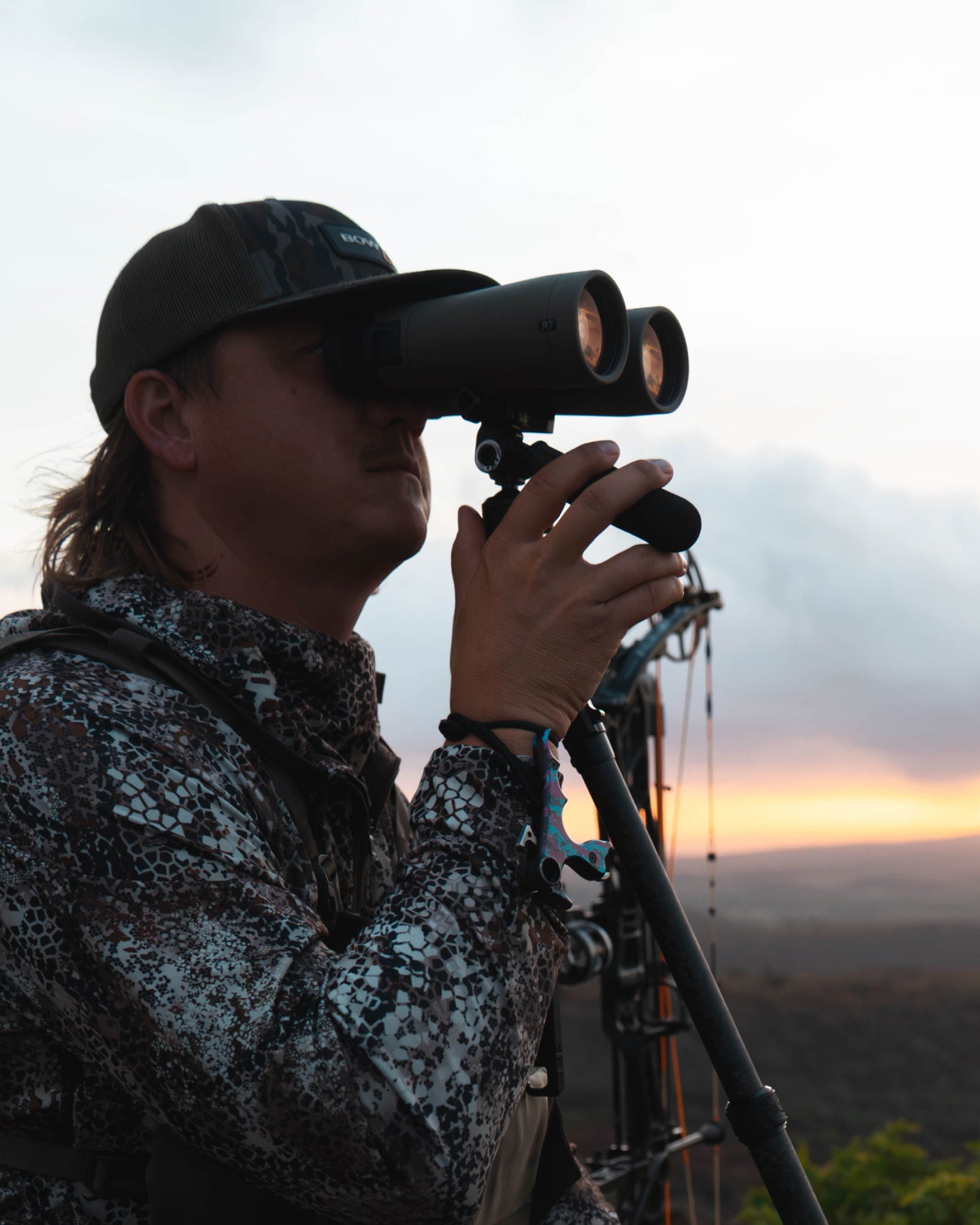 *R7 Binoculars - 8x42