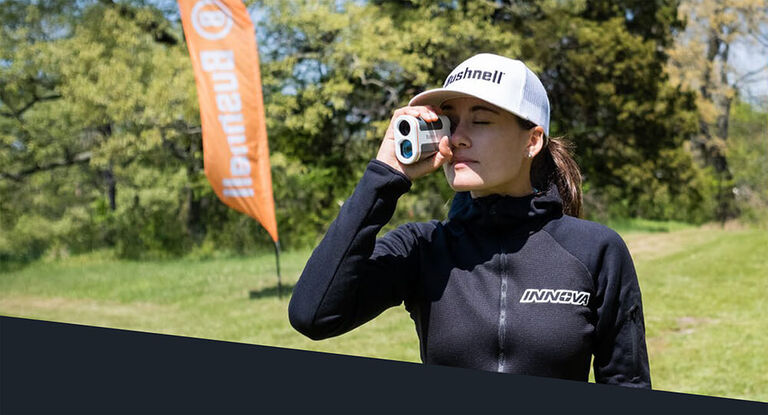 Wanita menggunakan Edge Disc Golf Rangefinder