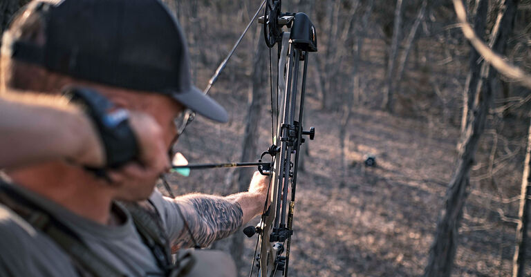 Hunter using Broadhead rangefinder