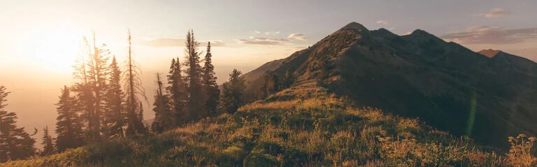 A picture of the sunrise over the mountains